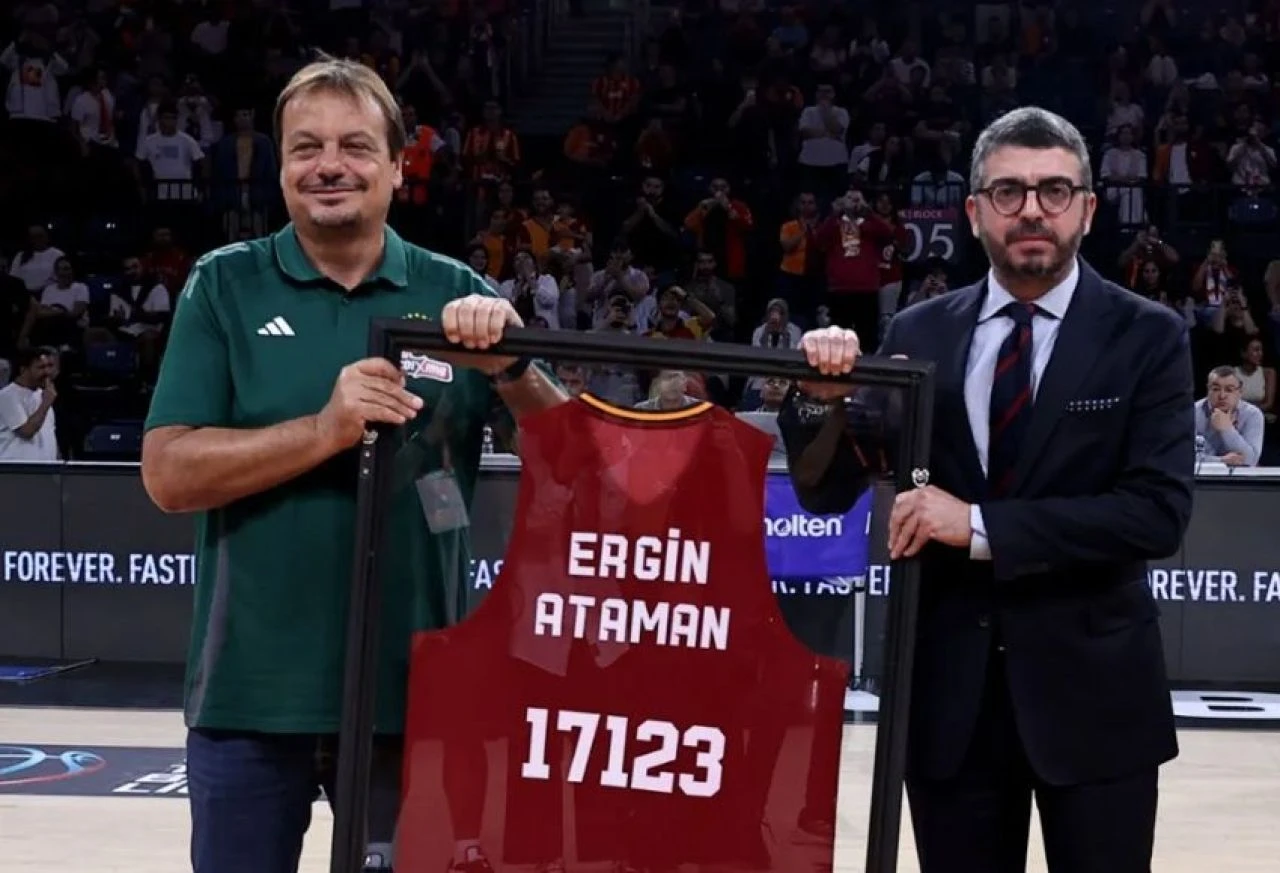 Ergin Ataman'dan Fenerbahçe'ye derbi göndermesi! El işareti yaptı