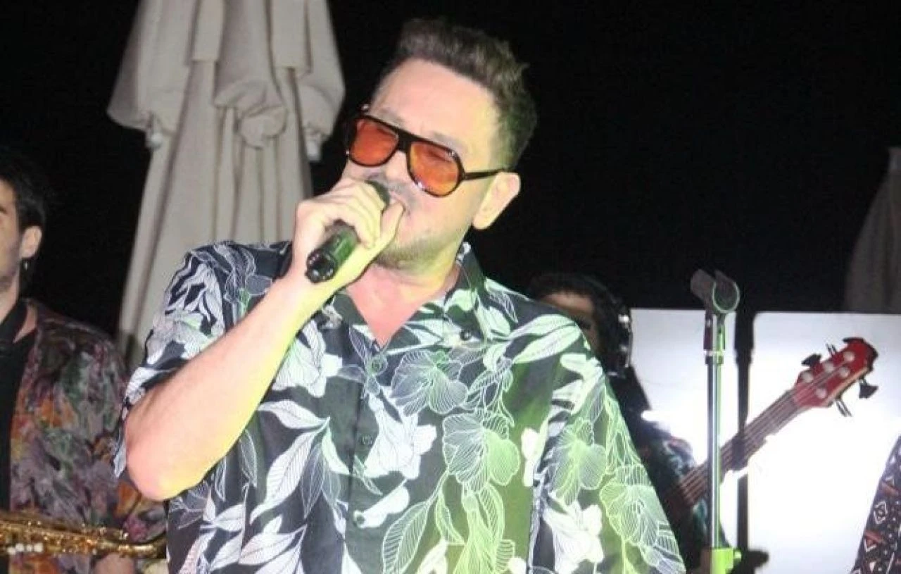 Metin Arolat'ın kalp krizi geçirip düştüğü anın görüntüsü ilk kez ortaya çıktı: Şarkıyı söylerken durdu, fenalaştı - 2. Resim