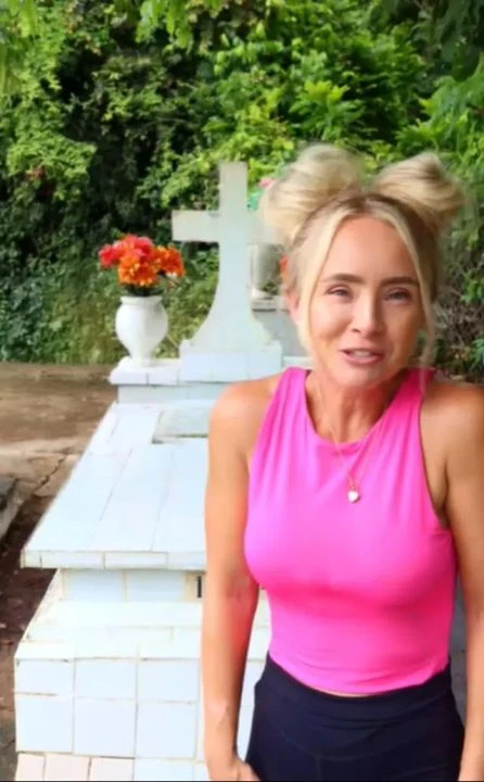 Terk edilmiş mezarları temizleyip fenomen oldu! Sosyal medya ikiye bölündü - 2. Resim