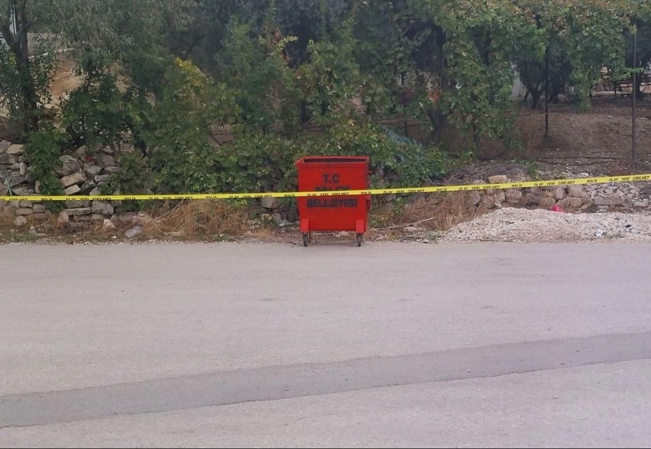 Bebeğini çöpe atan annesi çıktı! Anneanne ve dedeyle beraber yakalandılar - 1. Resim