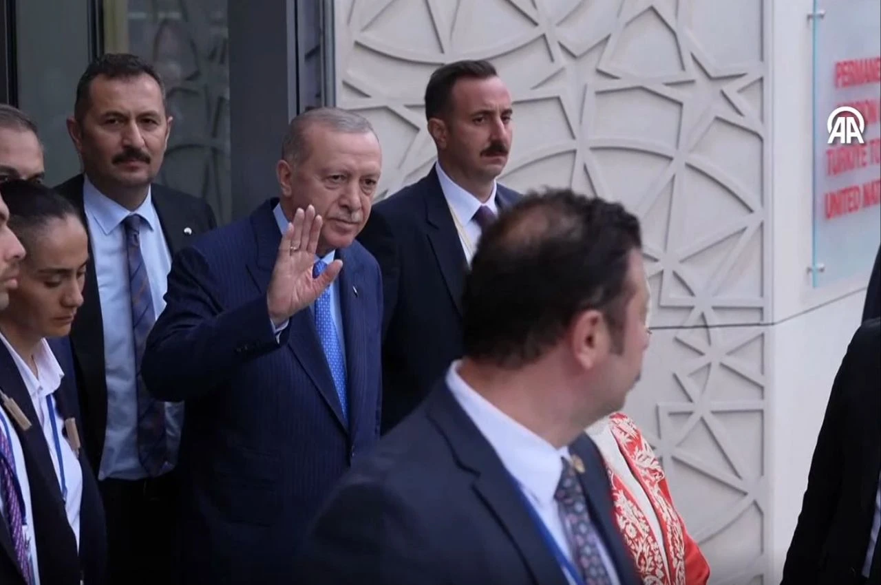 Cumhurbaşkanı Erdoğan yurda dönüyor! ABD'den ayrılmak üzere Türkevi'nden çıktı - 1. Resim