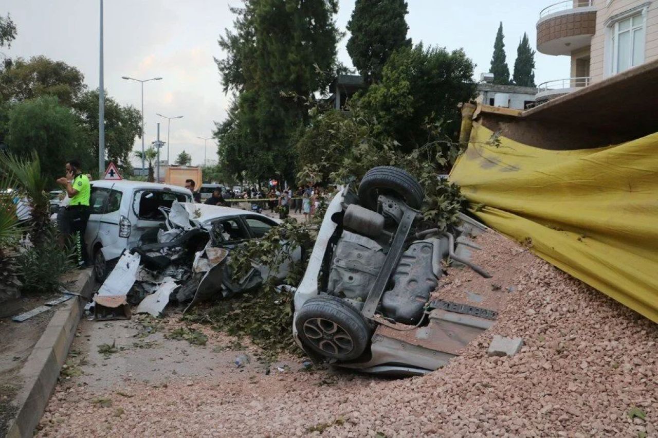 Freni patlayan kamyon dehşet saçtı! 9 araç kağıt gibi ezildi - 2. Resim