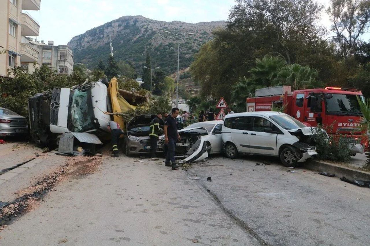 Freni patlayan kamyon dehşet saçtı! 9 araç kağıt gibi ezildi - 1. Resim