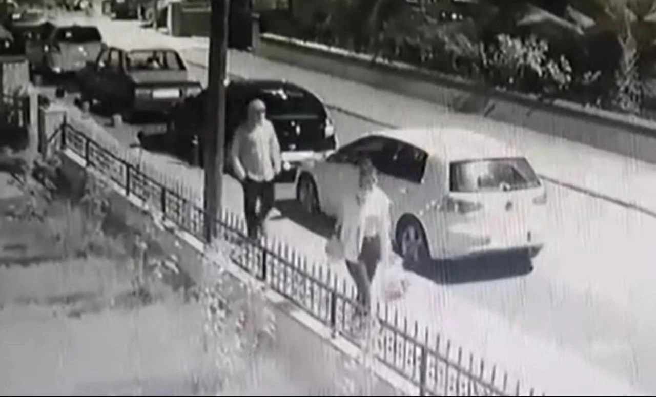 Hiç tanımadığı kişi arkasından yaklaştığı kadını bıçakladı! - 1. Resim