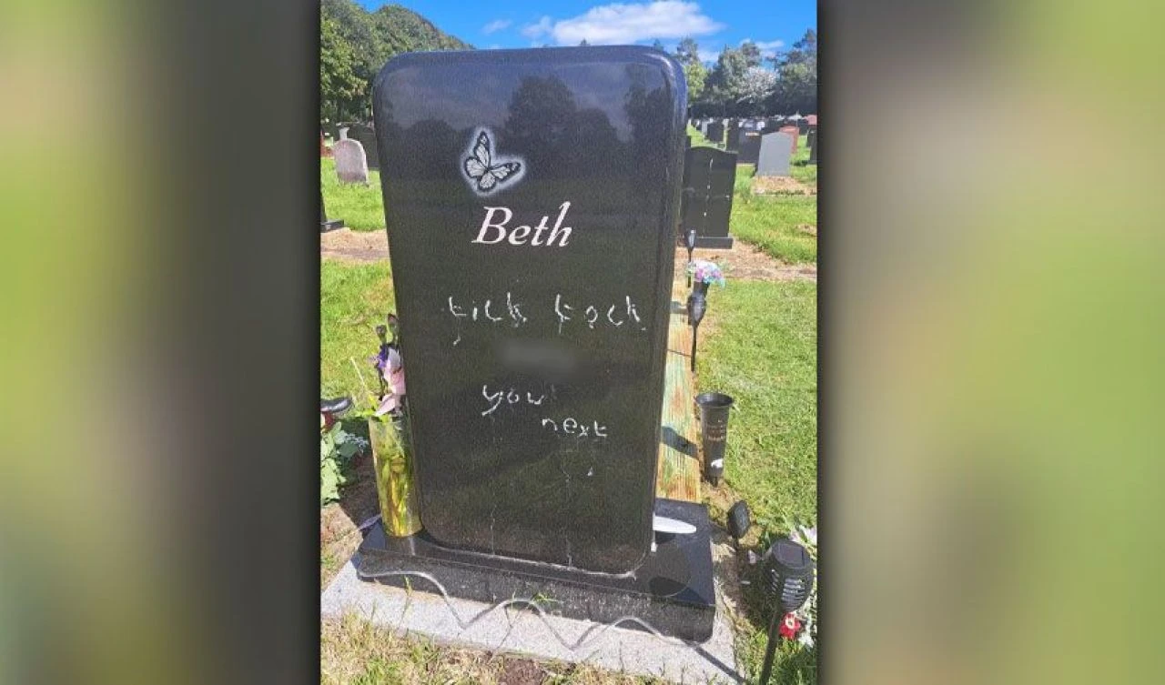 Kazada hayatını kaybeden genç kızın mezarına vandallık: Tüyleri diken diken eden yazı yazıldı - 3. Resim