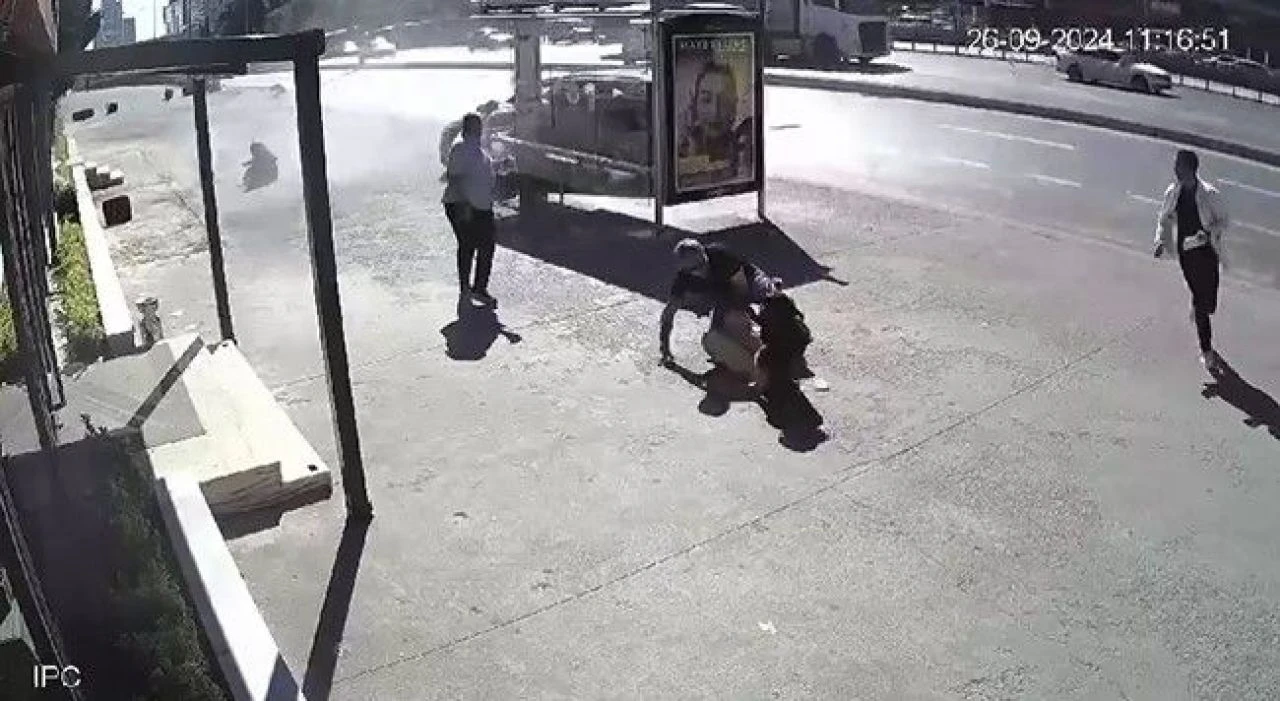 Lastiği patlayan otomobil durağa girdi! Ölümden saniyelerle kurtuluş kamerada - 1. Resim