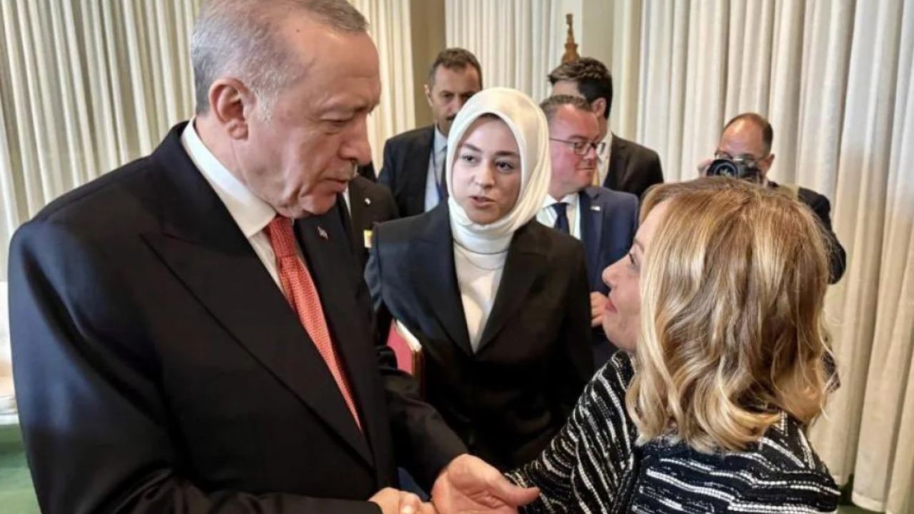 New York&#039;taki Erdoğan-Meloni görüşmesine damga vuran bakışlar! Hayranlığını gizleyemiyor