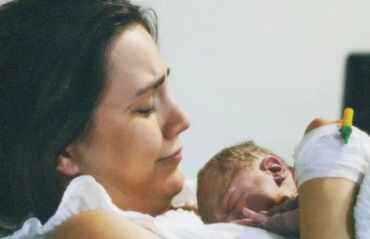 Oyuncu çift Berkay Hardal ile Dilan Telkök oğullarına kavuştu!