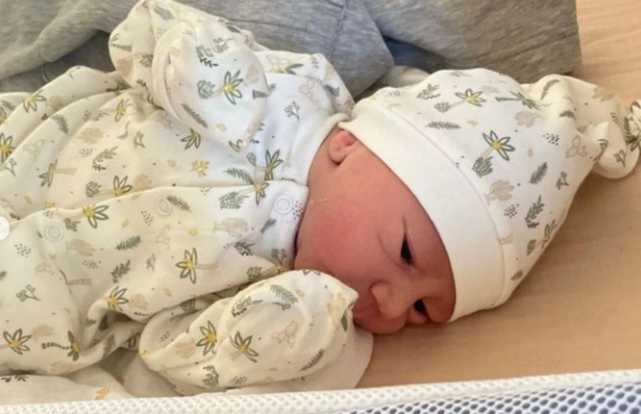 Oyuncu çift Berkay Hardal ile Dilan Telkök oğullarına kavuştu!