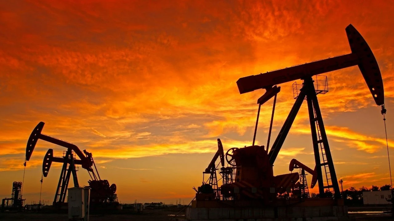 Petrol fiyatı Suudi üretim spekülasyonları ortasında sert düştü! Fiyatlar baskılandı