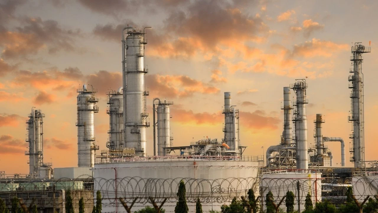 Petrol fiyatı Suudi üretim spekülasyonları ortasında sert düştü! Fiyatlar baskılandı