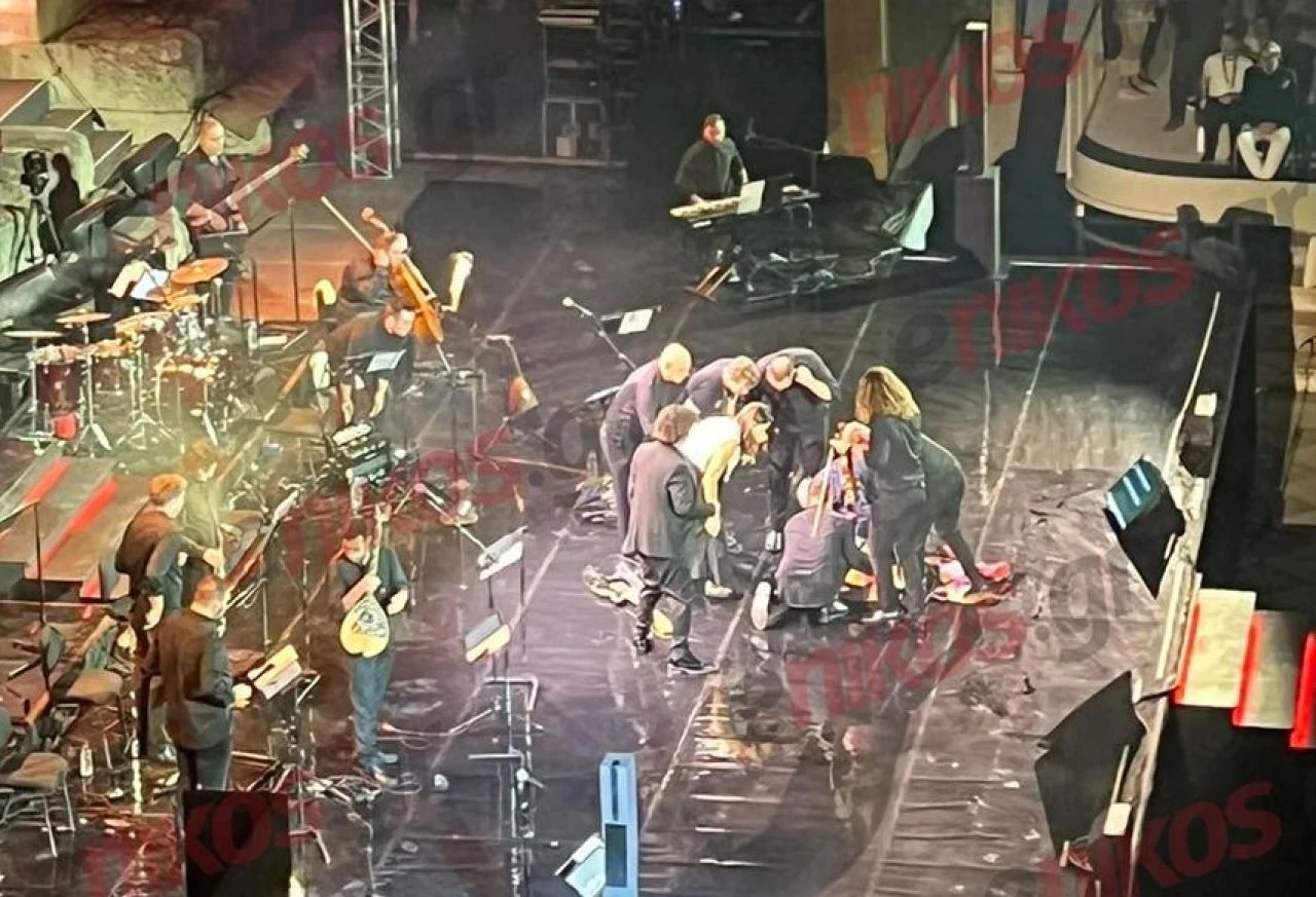 Ünlü şarkıcı sahnede felç geçirdi! O anlar kamerada - 1. Resim