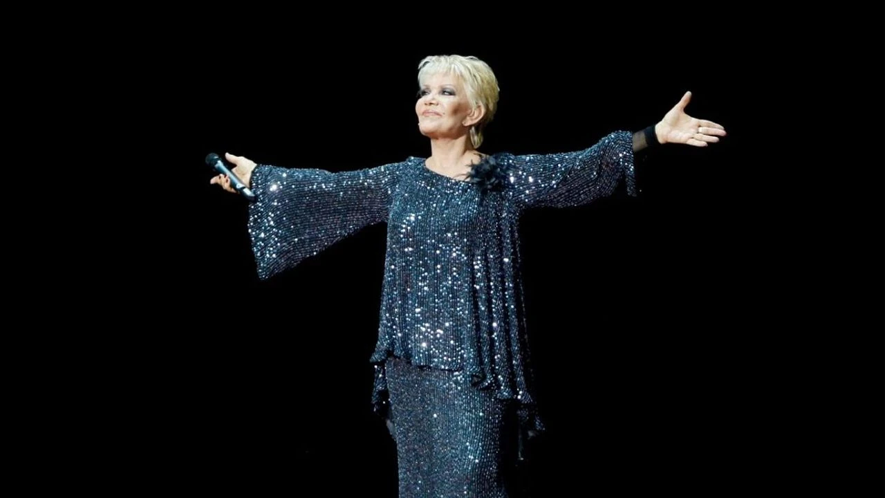 Ünlü şarkıcı sahnede felç geçirdi! O anlar kamerada - 2. Resim