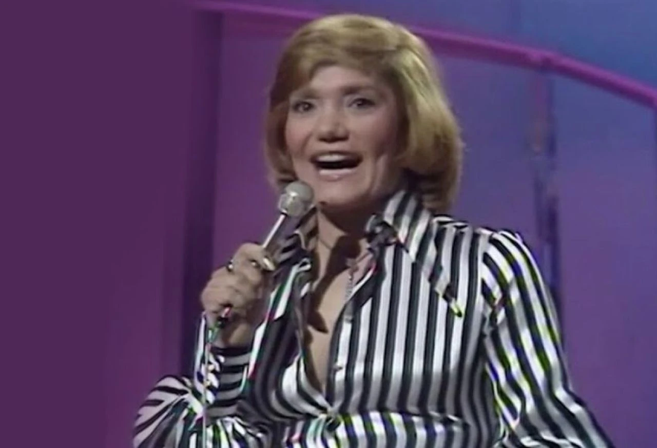 Ünlü şarkıcı sahnede felç geçirdi! O anlar kamerada - 3. Resim