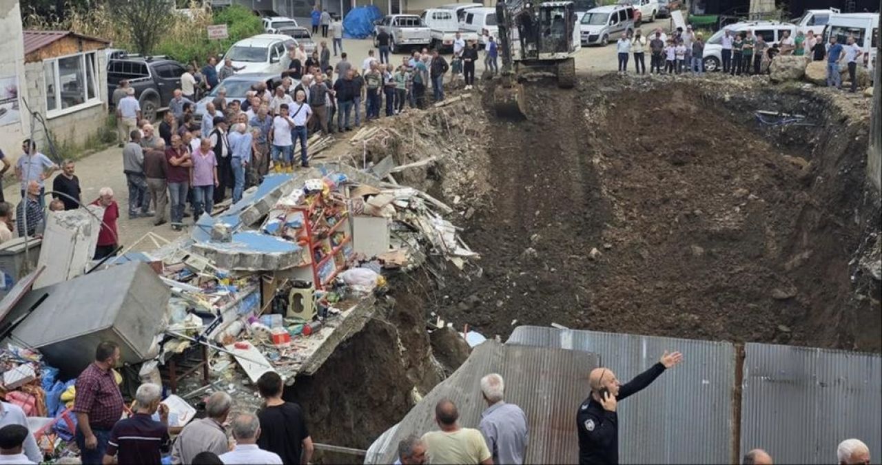 Dehşete düşüren görüntüler! Bina yaşlı adamın üzerine çöktü: O anlar kamerada - 1. Resim