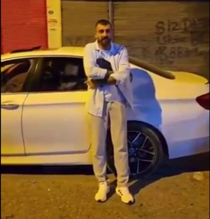 Gaziantep'te çete üyeleri sokakta silahlarla tehditler savurdu! 'Yok artık' dedirten görüntü - 1. Resim