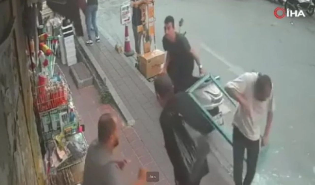 Kaldırımda sohbet ederken üzerine cam çerçeve düştü! Şoke eden anlar kamerada - 1. Resim