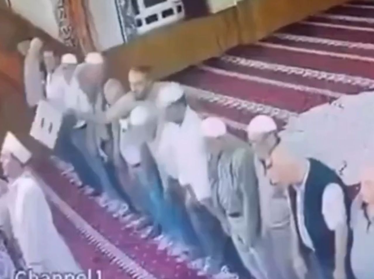 Namaz esnasında imamın kafasına tabureyle vurdu! Cemaat duruma vantilatör ile müdahale etti  - 1. Resim