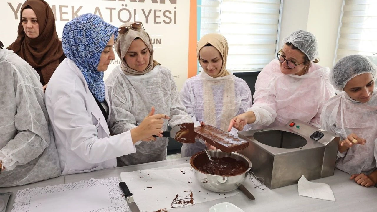Sultangazi Belediyesi'nden işitme engellilere özel çikolata atölyesi - 1. Resim