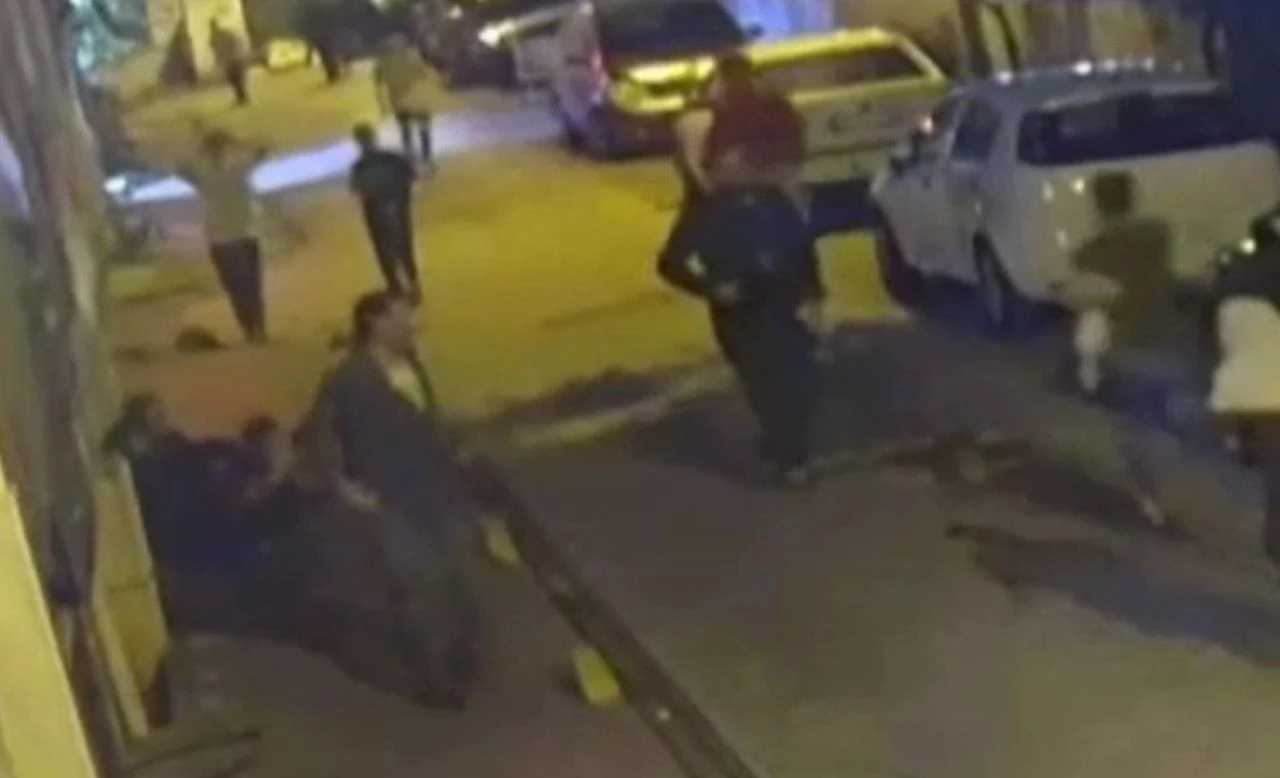 Annesine doğru koşan 1 yaşındaki bebeğe motosiklet çarptı! Ölümlü kaza kamerada