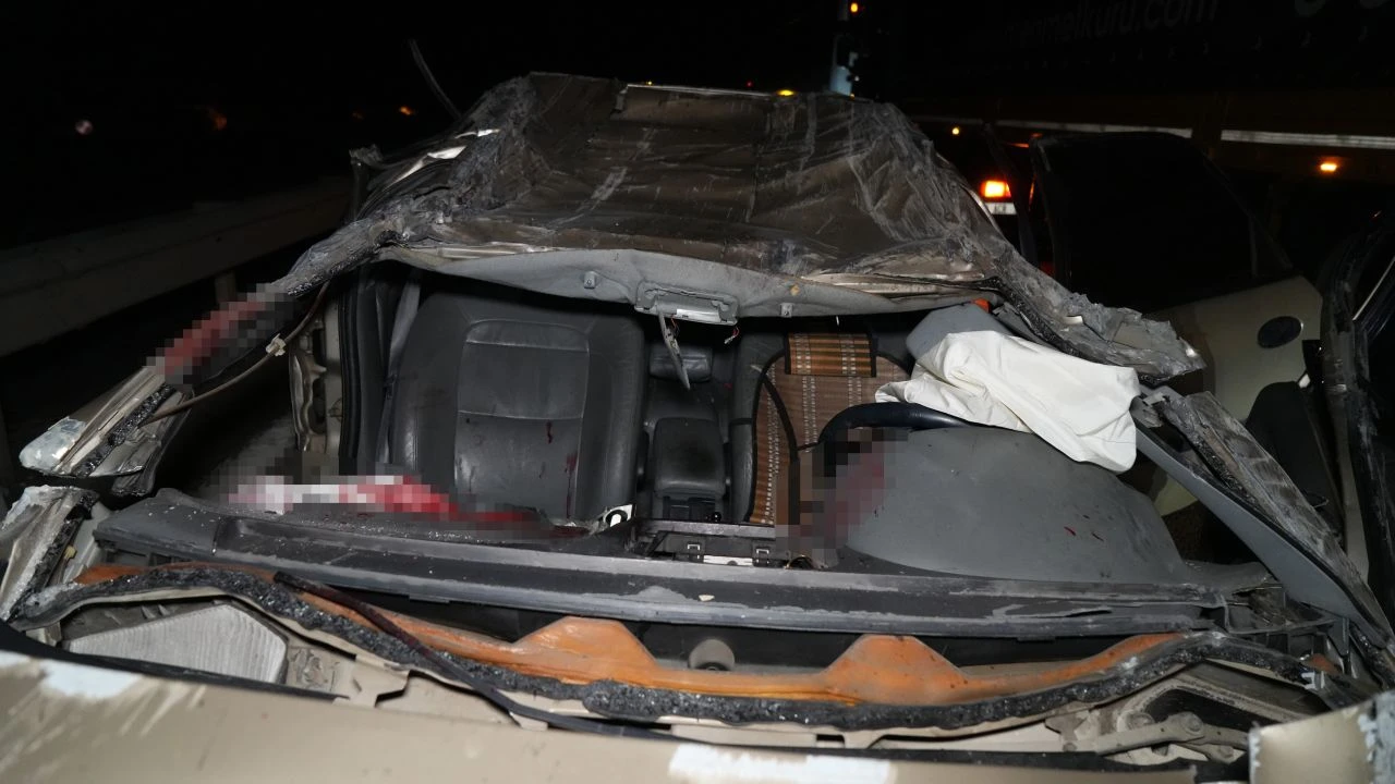 Bariyerleri aştı, karşı şeride geçip sürüklendi! Adeta kağıt gibi ezildi: Yaralılar var