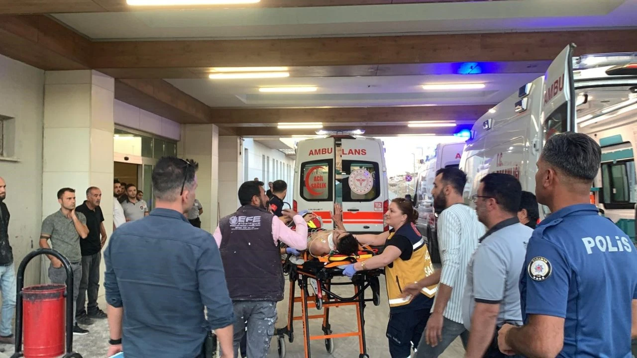 Caddede karşı karşıya geldiler, silahlı çatışma çıktı: 1'i ağır 2 yaralı - 2. Resim