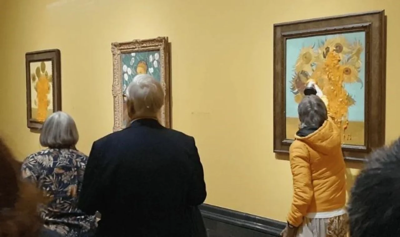 İngiltere'de şaşkına çeviren olay! Van Gogh tablosuna çorba fırlattılar - 1. Resim