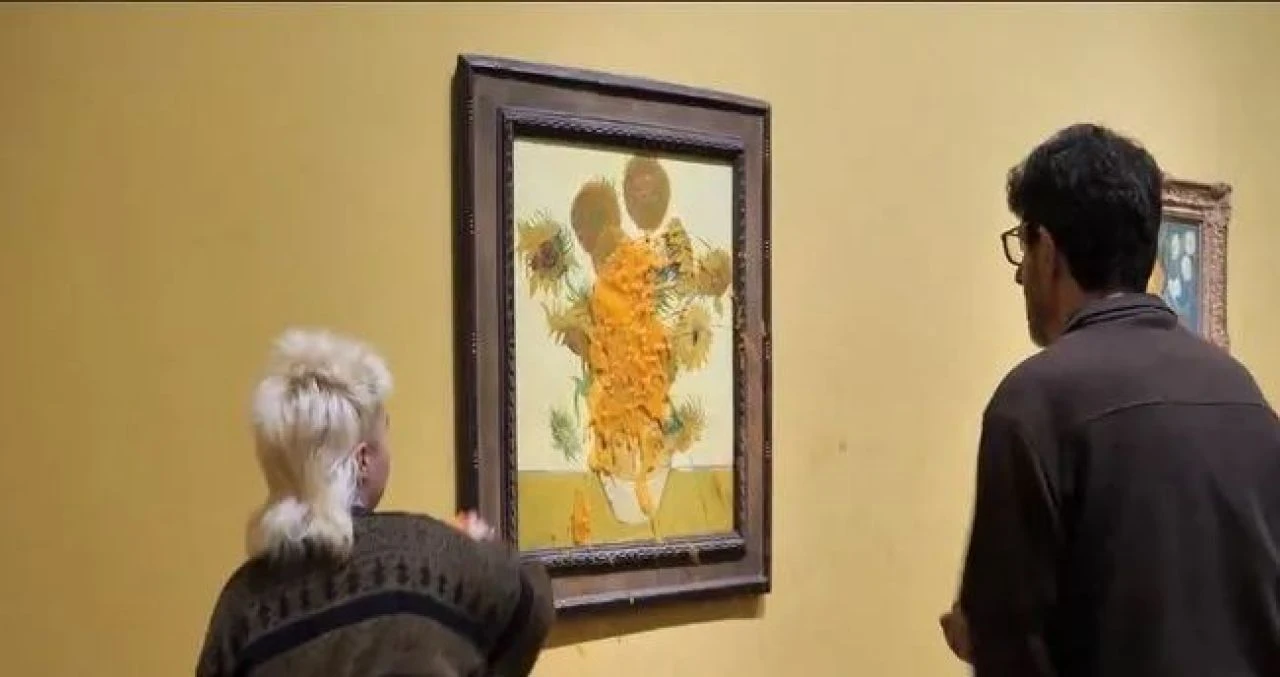 İngiltere'de şaşkına çeviren olay! Van Gogh tablosuna çorba fırlattılar - 2. Resim