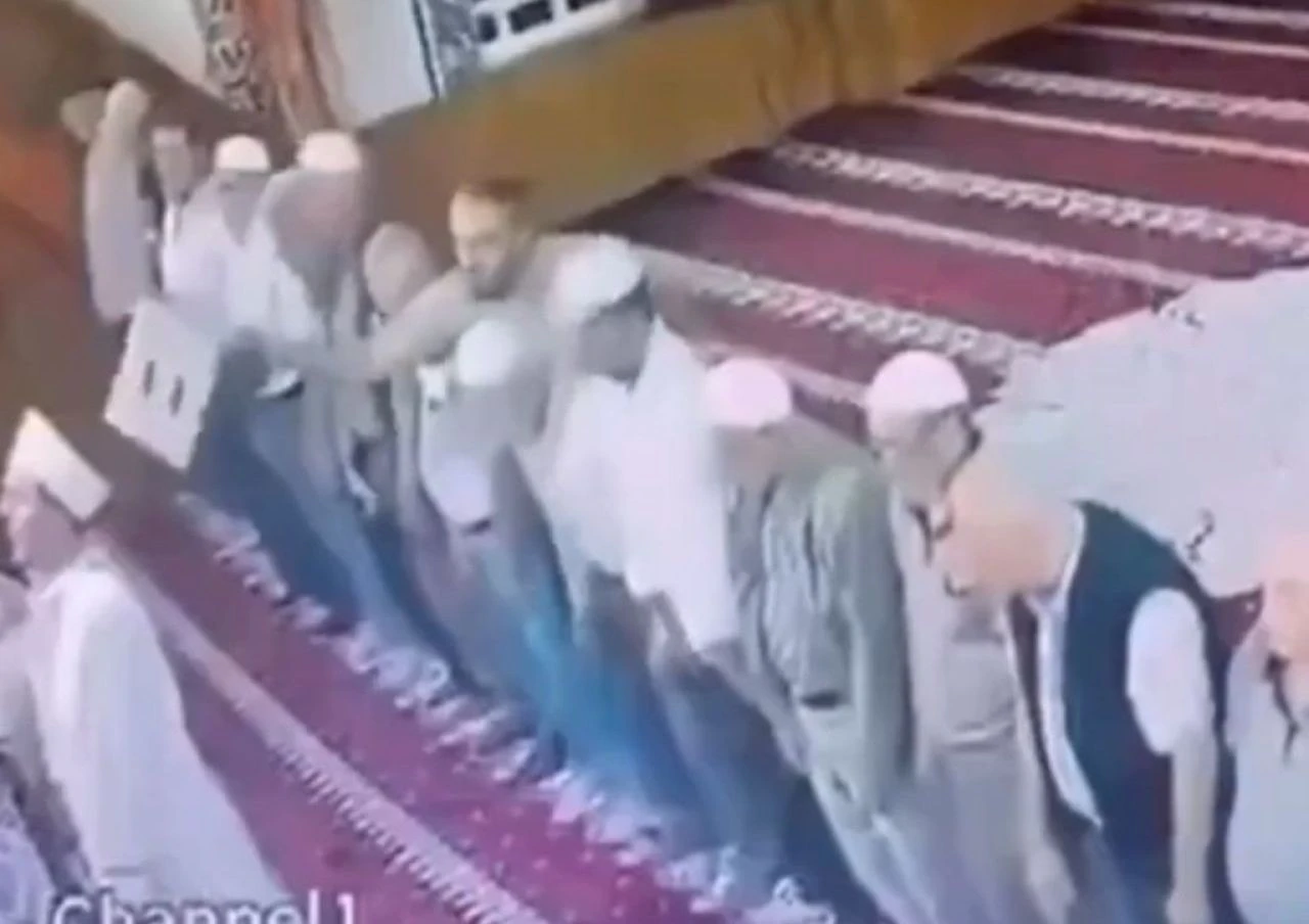 Namaz kıldıran imama plastik tabure ile vuran şahıs ruh ve sinir hastanesine sevk edildi