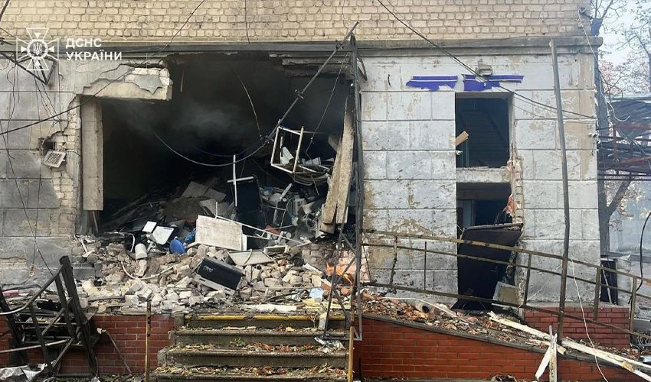 Rusya Ukrayna'da sağlık merkezini havaya uçurdu! Çok sayıda ölü ve yaralı var - 1. Resim