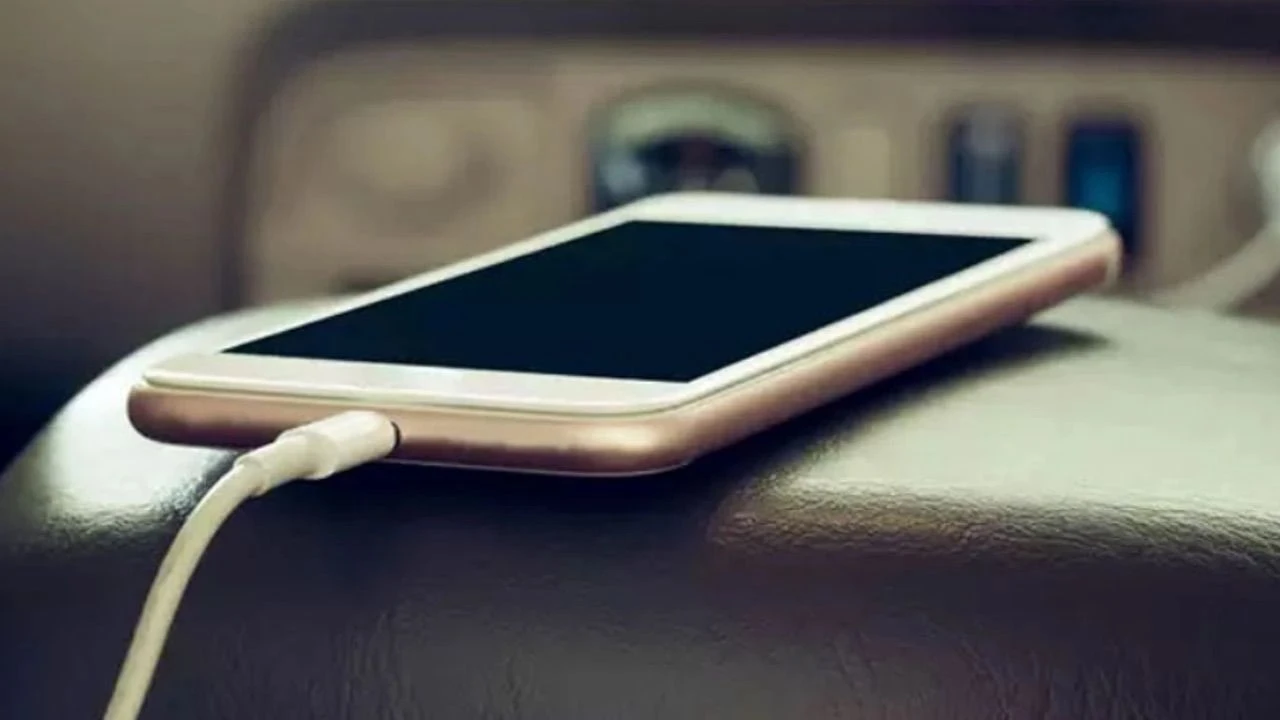 Şarj çabuk bitiyor sorunu tarih oluyor! Telefonu güneş enerjisi ile şarj eden şeffaf cam üretildi