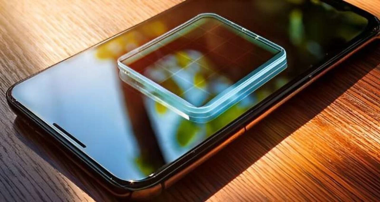 Şarj çabuk bitiyor sorunu tarih oluyor! Telefonu güneş enerjisi ile şarj eden şeffaf cam üretildi