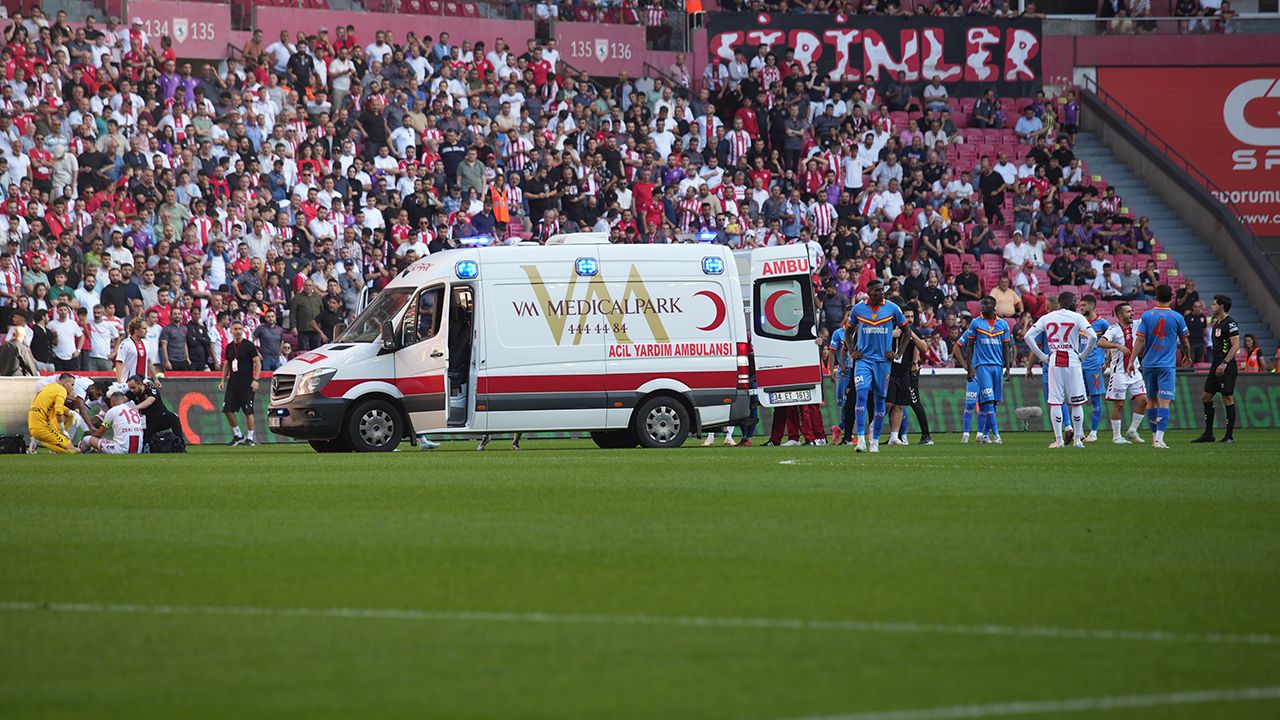 Son dakika! Süper Lig maçında korku dolu anlar: Ambulansla hastaneye kaldırıldı!