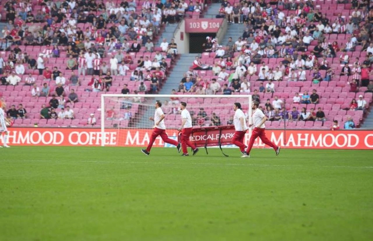 Son dakika! Süper Lig maçında korku dolu anlar: Ambulansla hastaneye kaldırıldı!