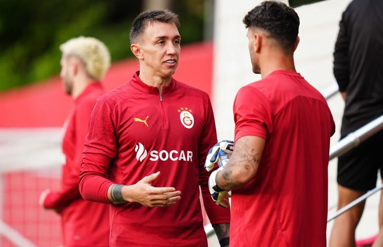 Fernando Muslera'dan kafa karıştıran paylaşım: Galatasaray taraftarı ayağa kalktı! - 1. Resim