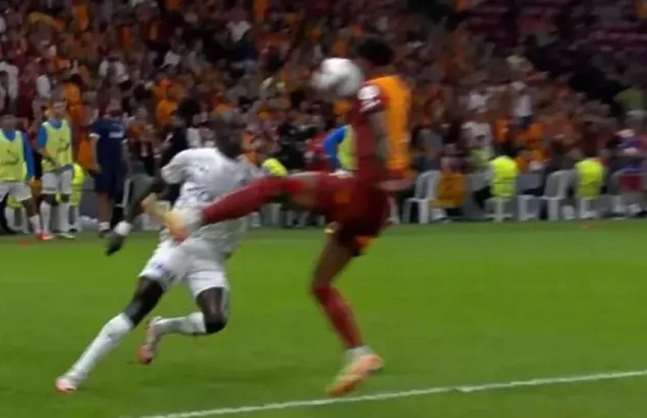 Galatasaray - Kasımpaşa maçındaki tartışmalı pozisyonları eski hakemler yorumladı: Penaltı kararı doğru mu? - 3. Resim