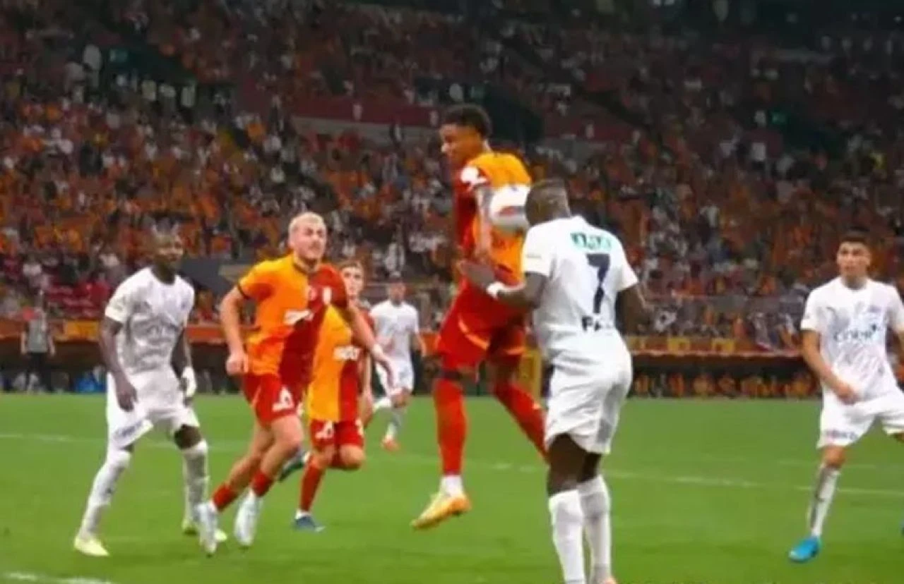 Galatasaray - Kasımpaşa maçındaki tartışmalı pozisyonları eski hakemler yorumladı: Penaltı kararı doğru mu? - 4. Resim