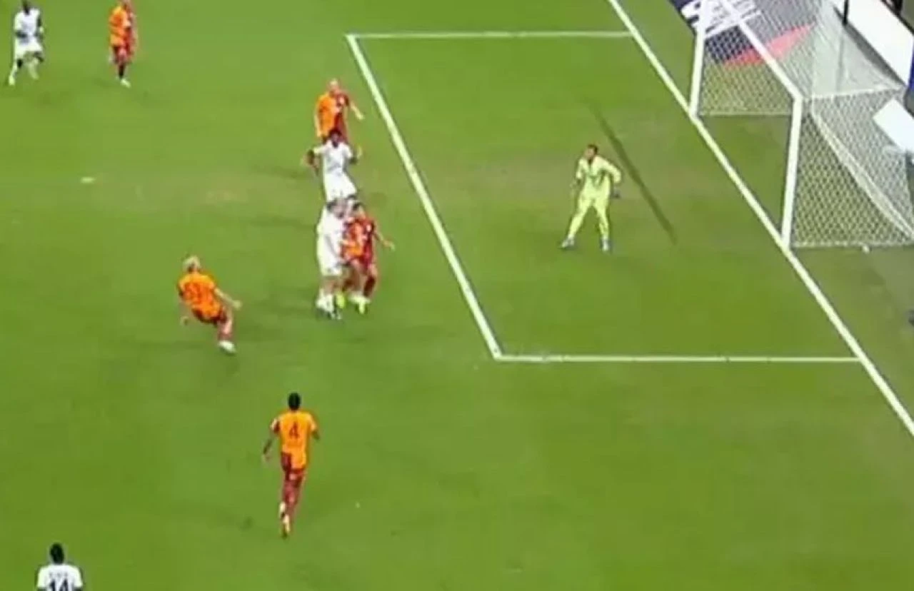 Galatasaray - Kasımpaşa maçındaki tartışmalı pozisyonları eski hakemler yorumladı: Penaltı kararı doğru mu? - 5. Resim