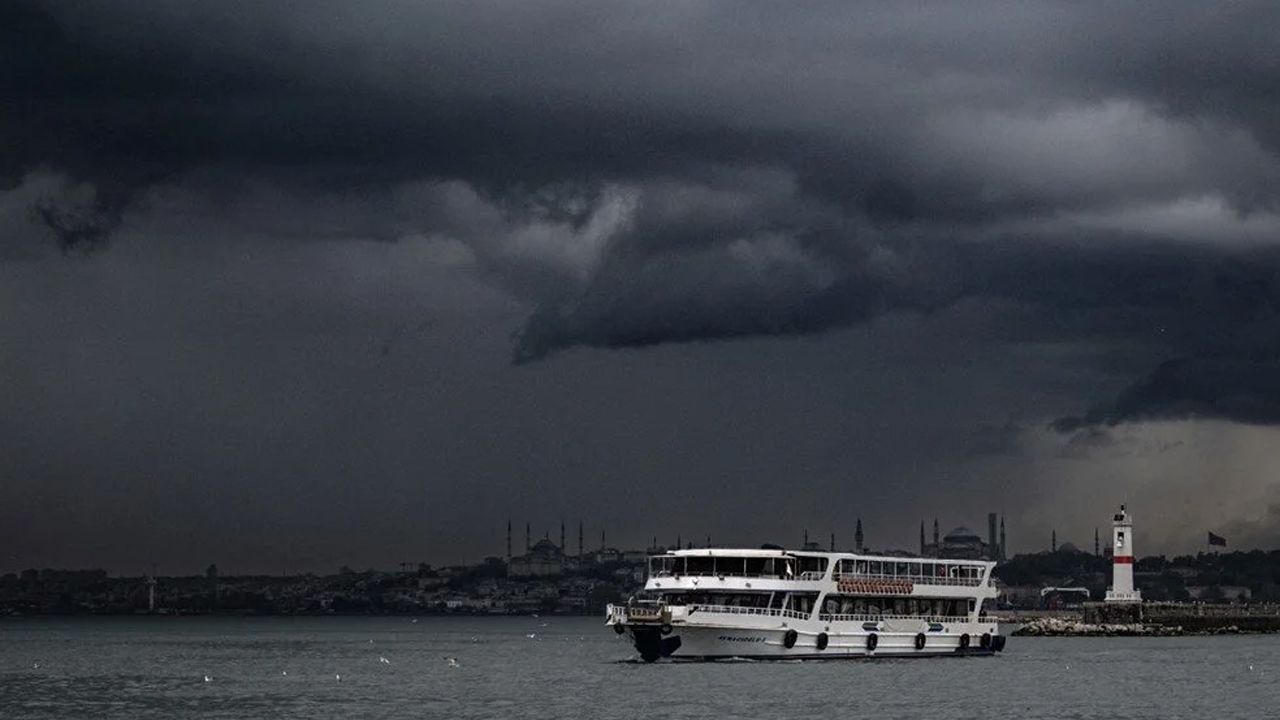 İstanbul için peş peşe kritik uyarılar! Sağanak yağış için saat verildi: Hava aniden buz kesecek