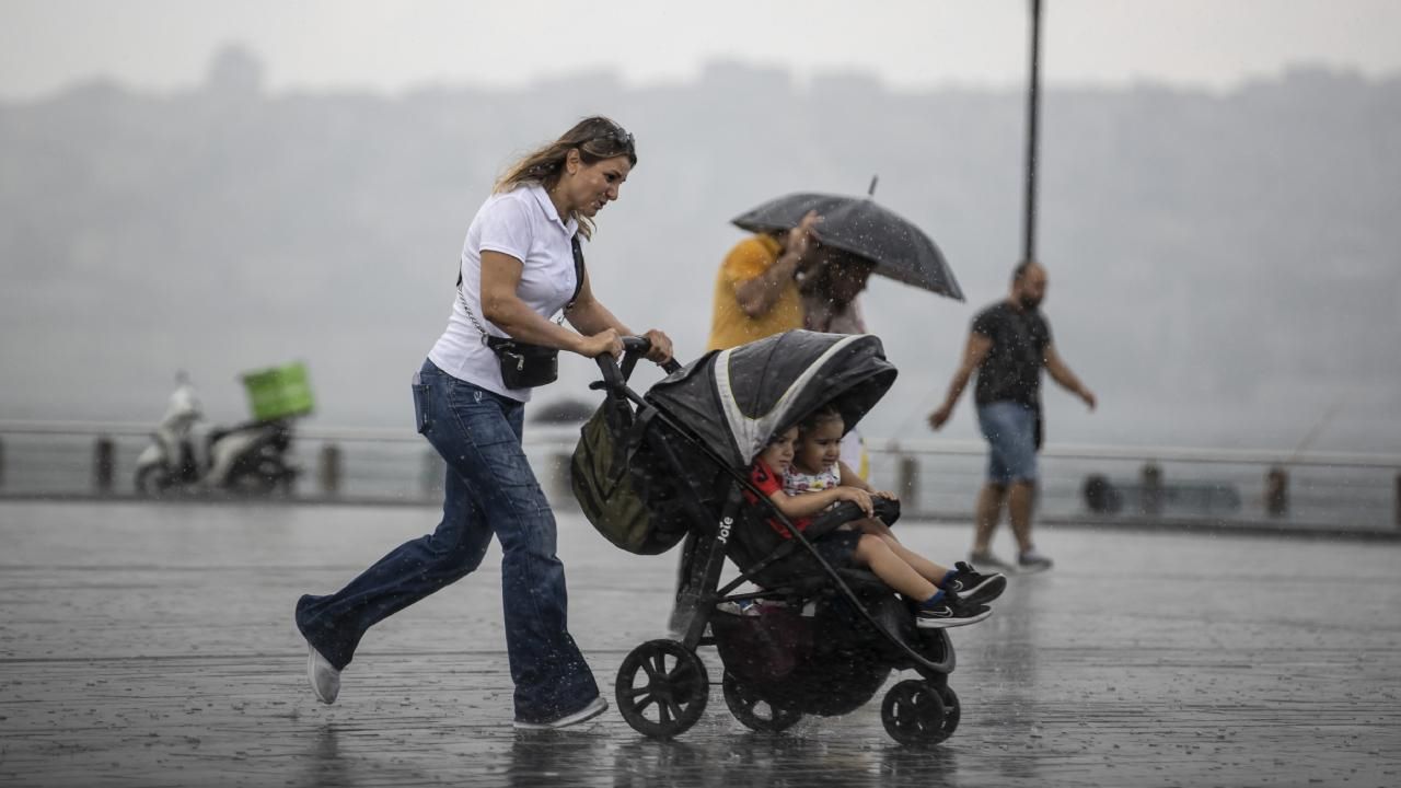 İstanbul için peş peşe kritik uyarılar! Sağanak yağış için saat verildi: Hava aniden buz gibi olacak - 1. Resim