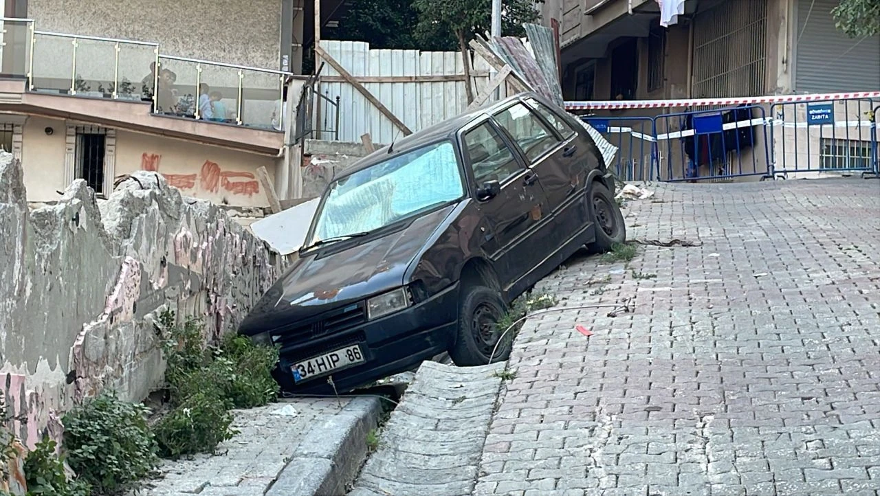İstanbul'da duvar ve yol çöktü: Otomobil boşluğa düştü - 1. Resim