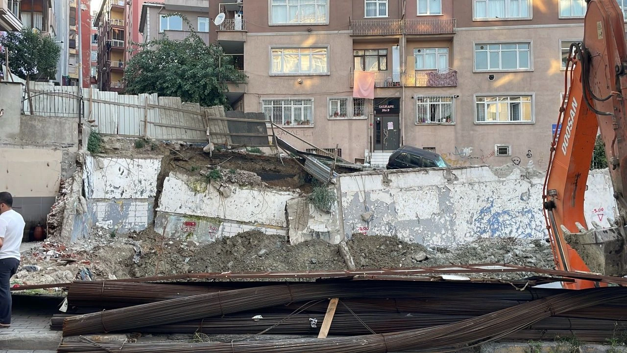 İstanbul'da duvar ve yol çöktü: Otomobil boşluğa düştü - 2. Resim