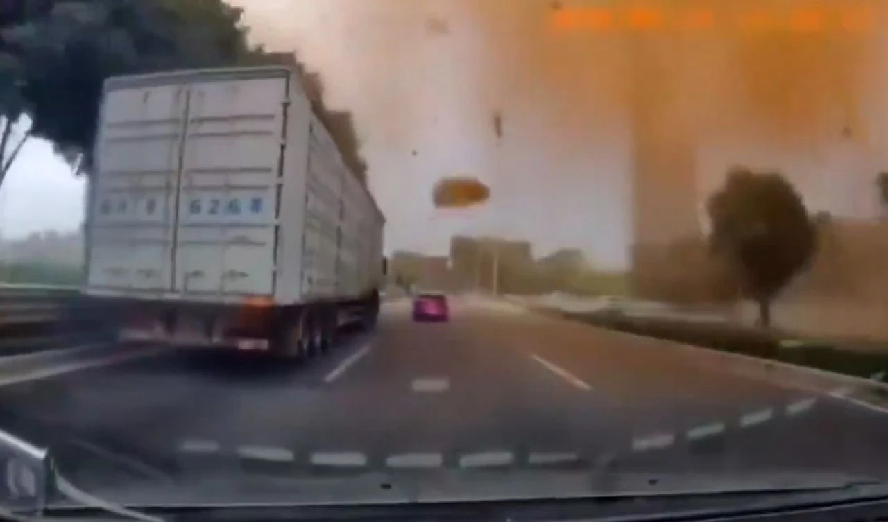 Kanalizasyon havaya uçtu! Gökten dışkı yağdı