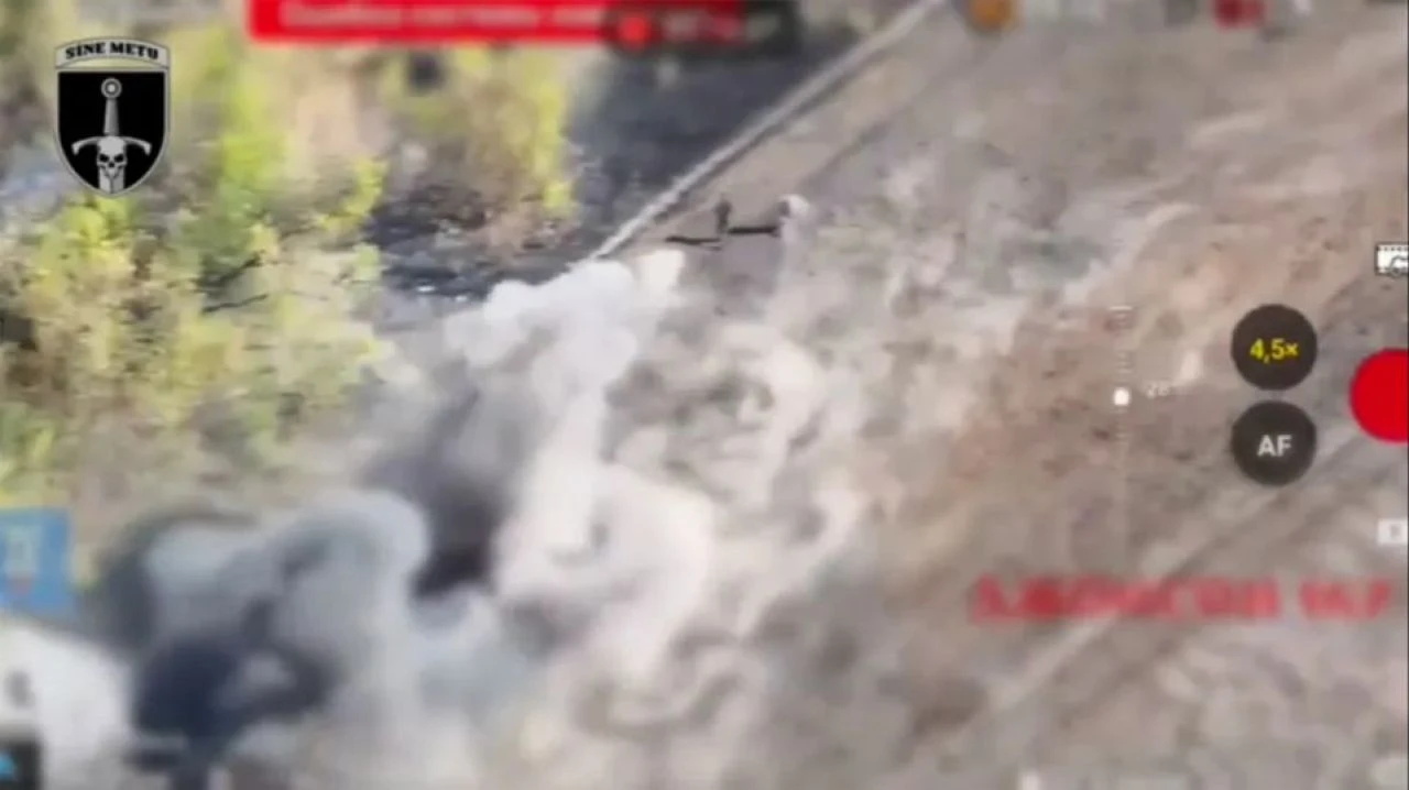 Rusya, Ukrayna'ya teslim olmaya çalışan askerlerini bombaladı! O anlar İHA kamerasına yansıdı