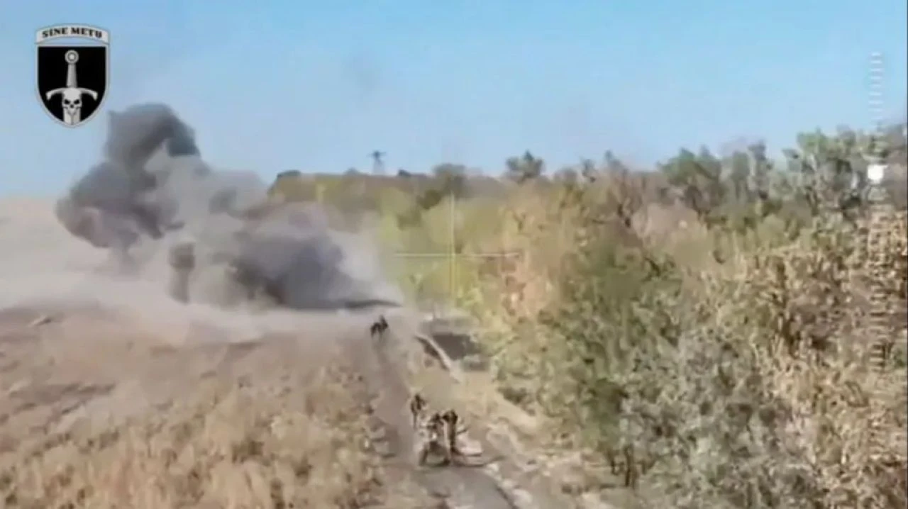 Rusya, Ukrayna'ya teslim olmaya çalışan askerlerini bombaladı! O anlar İHA kamerasına yansıdı