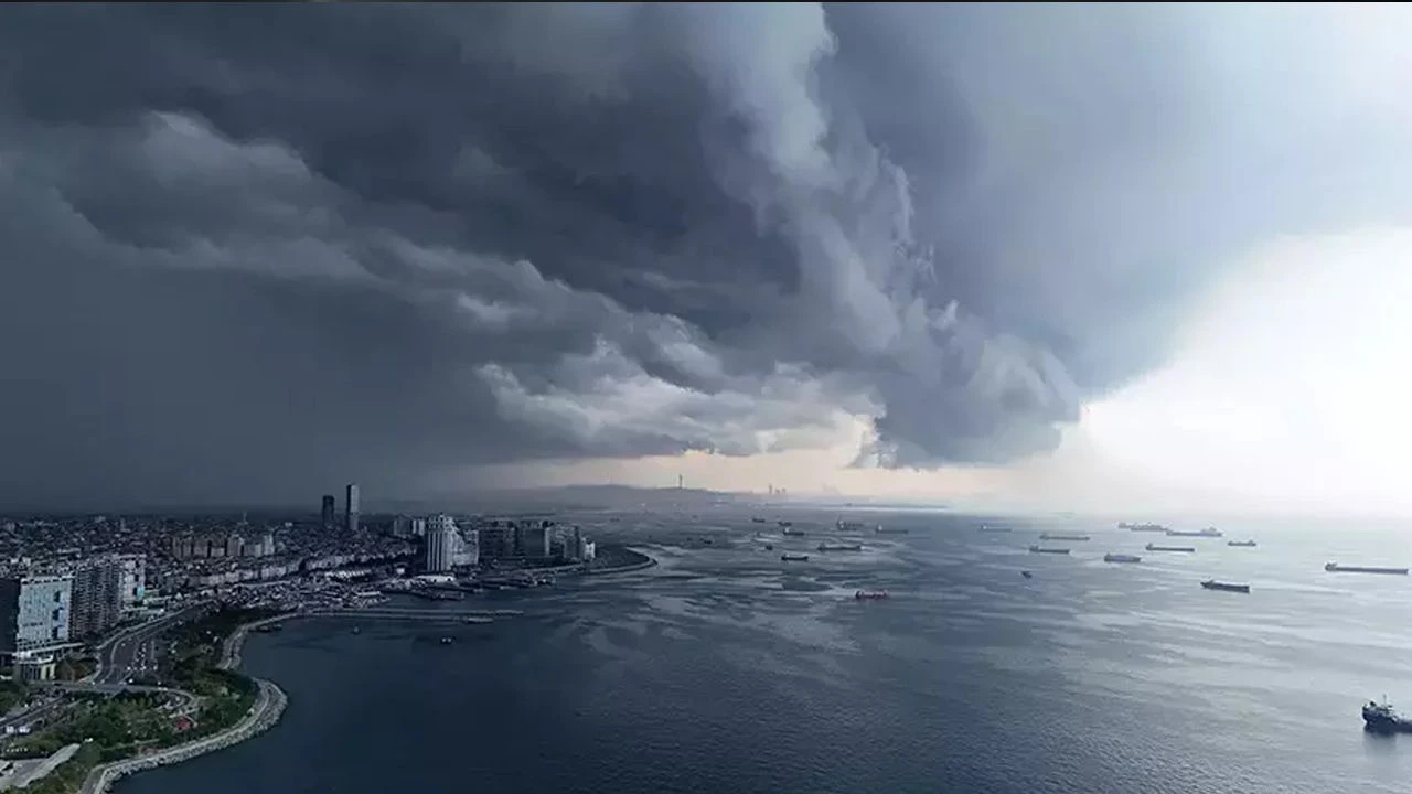 Valilik, AKOM, İBB ve Meteoroloji'den kritik uyarı! İstanbul'da sağanak yağış için saat verildi: Hava aniden buz kesecek