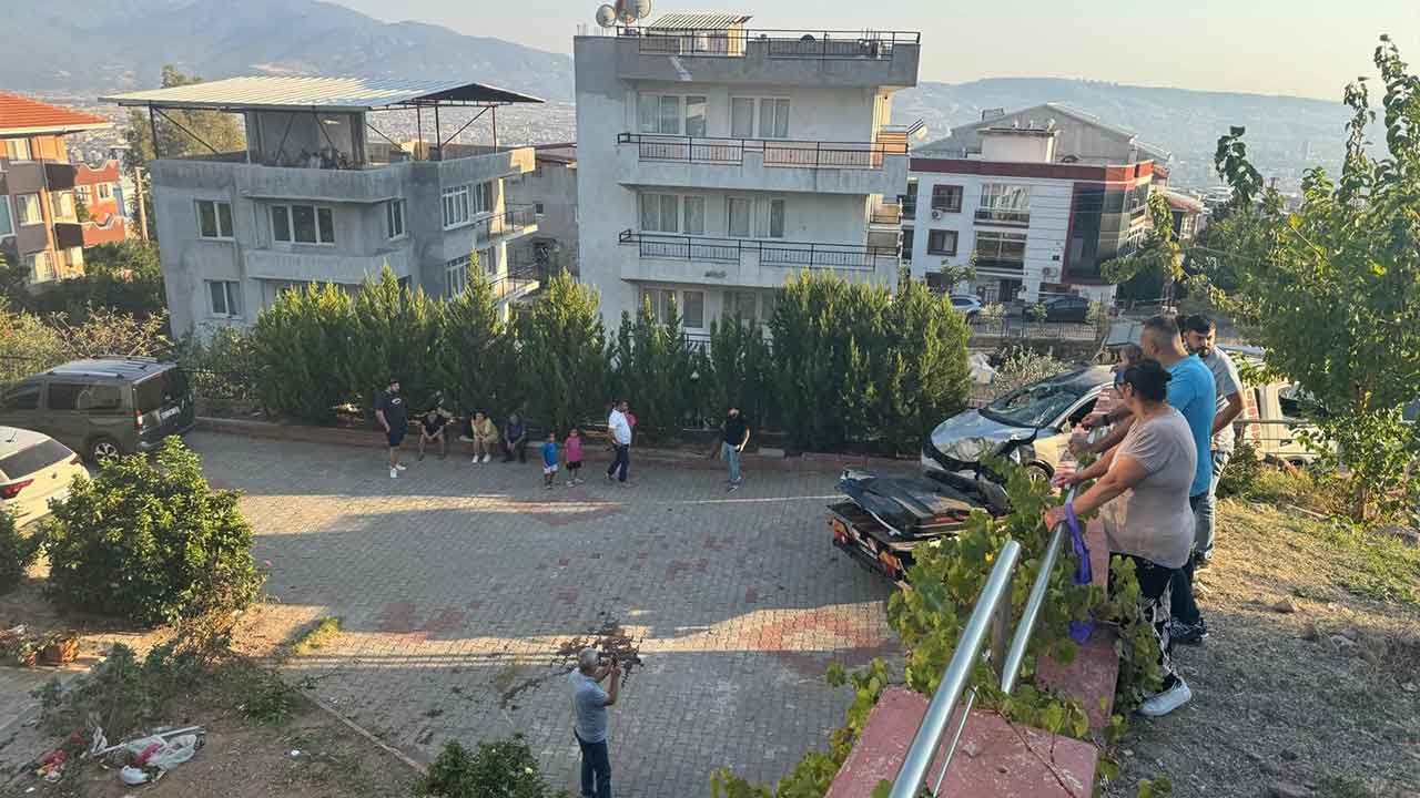 Yoldan çıkan otomobil 10 metreden uçtu... O anlar kamerada - 1. Resim