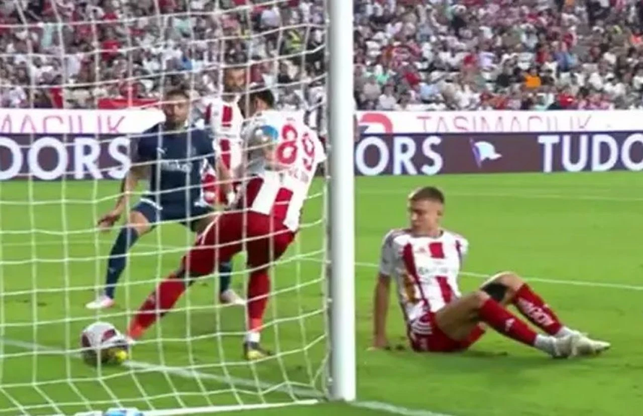 Antalyaspor - Fenerbahçe maçının tartışmalı pozisyonlarını eski hakemler değerlendirdi! - 1. Resim