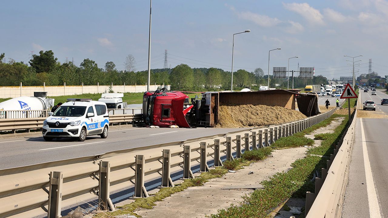 Arı soktu, ortalık savaş alanına döndü! Devrilen tır 50 metre sürüklendi, yol trafiğe kapatıldı