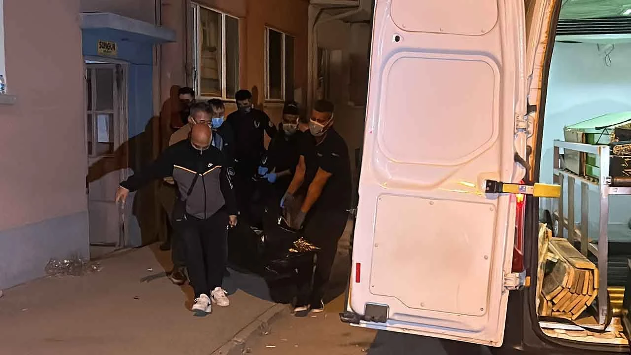 Çöp eve giren ekipler şoke oldu: Ceset koku nedeniyle zor çıkarıldı